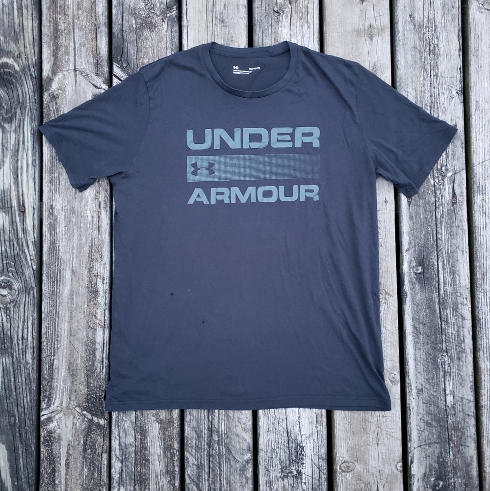 Men's Under Armour black graphic athletic tee size XL in great condition